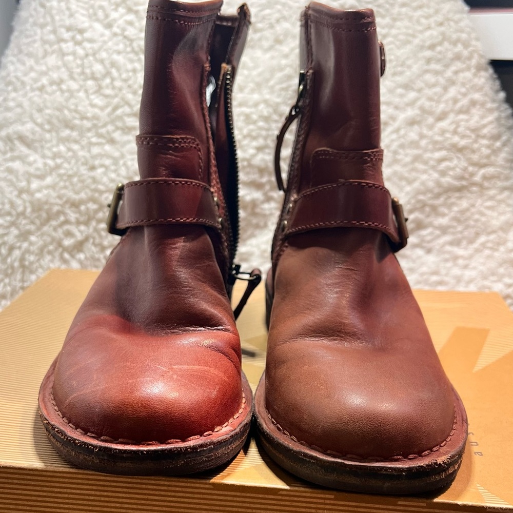 Uggs leather boots size 5.5